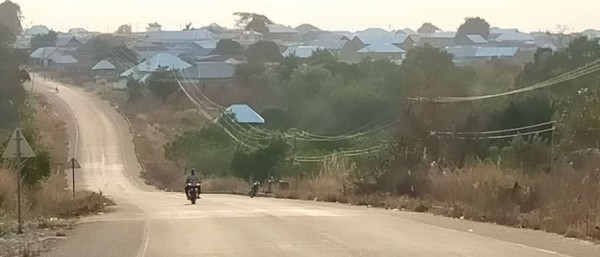 Capture 39.JPG (52.42 Kio) Vu 3690 fois Autre différence, le toit des maison, dans les village sont la plus part du temps en tôles à 4 pentes. alors qu'au BF on ne trouve cette structure que sur les constructions importantes