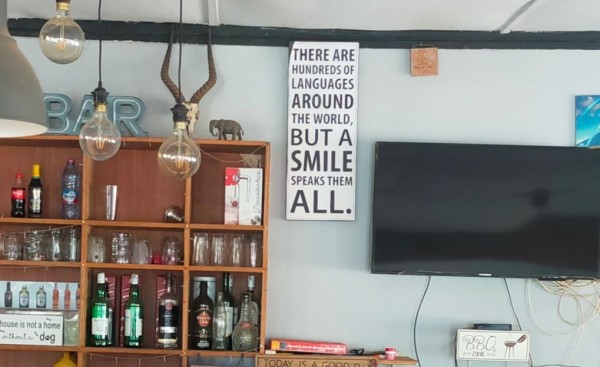 Capture 41.JPG (85.81 Kio) Vu 3692 fois Avant de partir de l'hôtel, ce matin, j'ai fait cette photo du bar dont l'affiche m'a semblé bien pertinente.