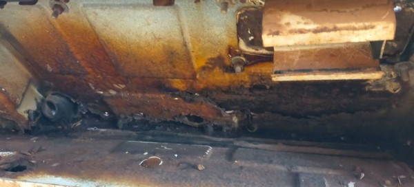 Capture 74.JPG (72.3 Kio) Vu 3751 fois mais côté intérieur, c'est la misère, l'humidité coincé entre les tôles à fait son travail de destruction.