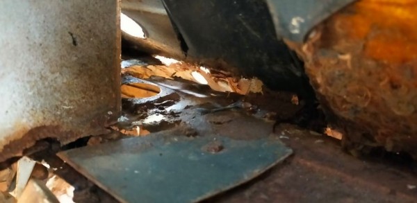 Capture 75.JPG (61.18 Kio) Vu 3751 fois même derrière le tableau de bord, c'est la misère.<br />Je pense qu'il faut enlever ces 2 tôles, et remplacer avec du neuf soudé. plus jamais 2 tôles l'une contre l'autre