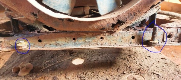 Capture 82.JPG (149.49 Kio) Vu 3738 fois Les 2 vis de fixation du moteur sur la traverse avant ont cassé net