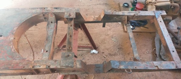 Capture 102.JPG (101.15 Kio) Vu 3682 fois L'arrière est plutôt bien à part la traverse sous l'essieu qui est bien cabossée. je pense que je vais simplement ajouter des protections pour la boite arrière