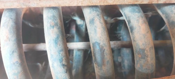 Capture 101.JPG (67.92 Kio) Vu 3681 fois Il y a bizarrement un fil de fer qui tient un des ressorts arrière