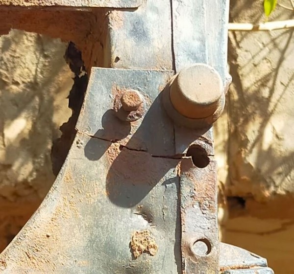 Capture 110.JPG (88.63 Kio) Vu 3965 fois l'avant est fissuré au niveau de la vis avant de l'essieu