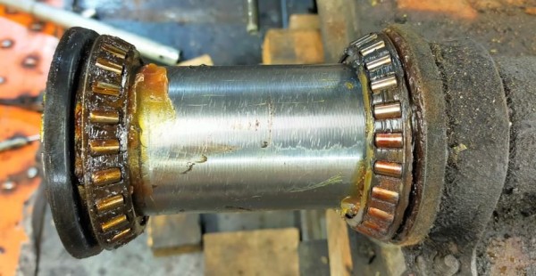 Capture 105.JPG (95.54 Kio) Vu 6184 fois Les roulement de bras sont en bon état. Je suis étonné de voir un joint à lèvre coté extérieur et un joint feutre coté intérieur. je pensai qu'on avait monté 2 feutres au début de la production, puis changé avec 2 à lèvre plus tard sur les modernes.