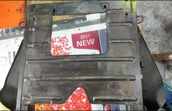 Capture 116.JPG (90.9 Kio) Vu 6140 fois J'ai bien nettoyé le dessous de la tôle sous moteur