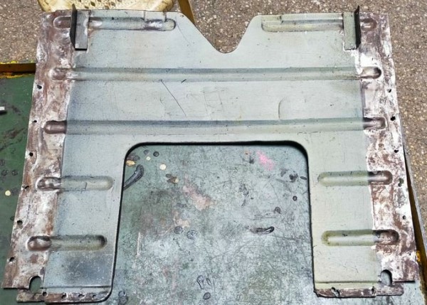 Capture 119.JPG (100.03 Kio) Vu 6098 fois Je confirme que le dessus à reçu un brouillard beige. (identifié comme beige vanneau....<br />les parties caché par le châssis sont brut, avec des coulure de brun. Grace à toute l'huile du moteur accumulé, il n'y a pas de roule dans cette zone.