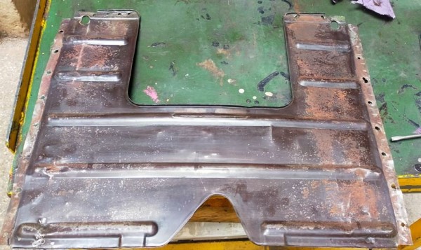 Capture 120.JPG (105.84 Kio) Vu 6098 fois Le dessous est bien brun, mais il y a des zone corrodées.<br />donc passage au ferose sur la tôle sauf dans la zone beige.