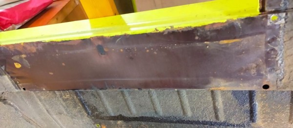 Capture 129.JPG (80 Kio) Vu 6094 fois le dessous de la poutre arrière de la caisse est bien brun; donc la caisse a aussi reçu du brun