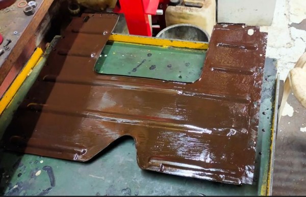 Capture 132.JPG (79.52 Kio) Vu 6098 fois peinture de la tôle sous moteur sauf la partie beige.