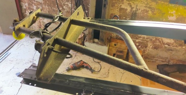 Capture 134.JPG (85.5 Kio) Vu 5537 fois Je profite que le châssis est à l'envers pour percer les 4 trous pour de fixation de l'attelage