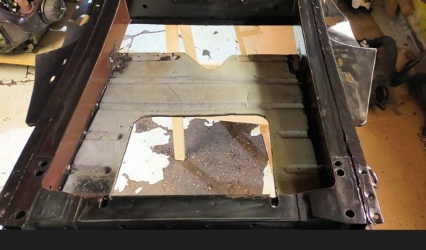 Capture 135.JPG (76.74 Kio) Vu 5547 fois Je retourne le châssis pour fixer les 2 petites équerres de la tôle. je les ai fixé par des rivets pop<br />et finition au mastic autour de la tôle.