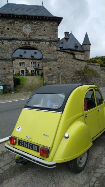 De passage devant le château de Bra.