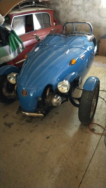 WhatsApp Image 2024-06-12 à 12.30.19_7cd040d2.jpg (126.41 Kio) Vu 2994 fois et derrière la dyane verte, se cachait la dernière nouveauté de Philippe: Une magnifique avion bleu qui vient d'acquérir.