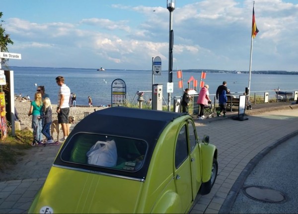 Capture 132.JPG (86.9 Kio) Vu 1429 fois 2 ans après le Spécial Baltic tour, la 2CV retrouve la mer Baltique.
