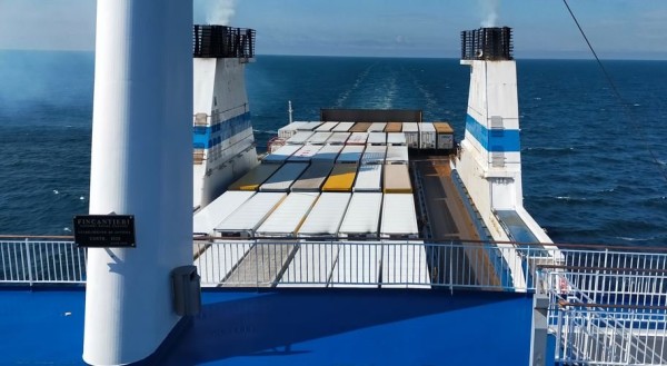 Capture 038.JPG (85.8 Kio) Vu 1416 fois C'est impressionnant comme ils arrivent à ranger les remorques aussi près