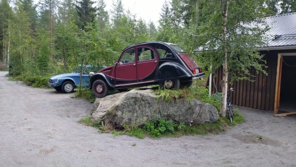 2CV  à l'entrée du site