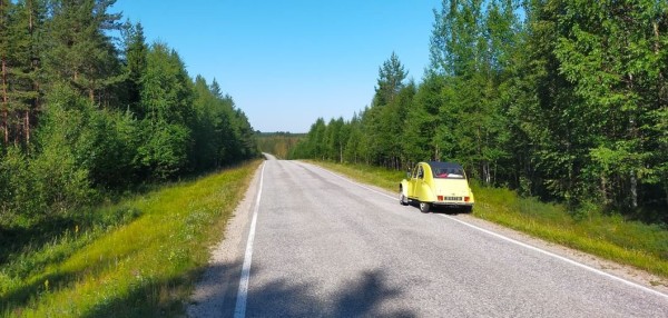 route du matin sous un beau ciel bleu