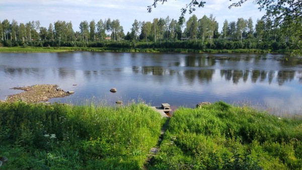 Voici la rivière qui passe juste derrière la maison à Tornio.<br />Baignade hier soir en arrivant mais aussi ce matin après le footing.