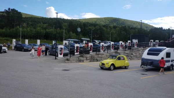 Avant d'attaquer le col, les Tesla font le plein.... En Norvège, plus de la moitié des véhicules neufs sont 100% électriques