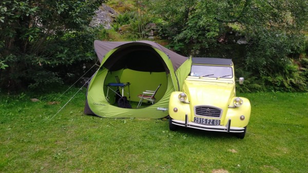 Après 4 nuits en Bivouac, je vais avoir le lux du camping durant 3 nuits. Je suis à Geiranger fjord.<br />Depuis aujourd'hui, les routes sont bien chargé de voitures et camping cars, c'est assez proche des alpes l'été. le coin est super touristique.