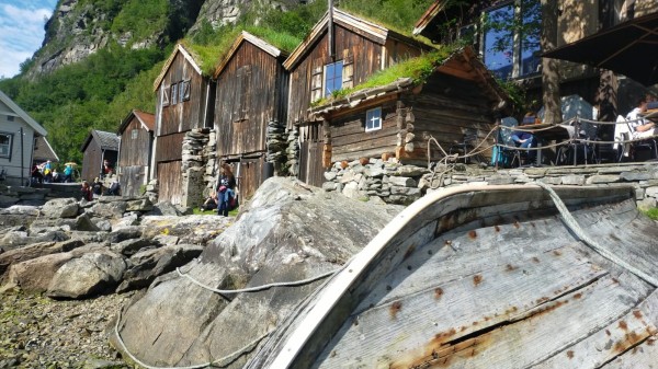 WhatsApp Image 2024-07-29 à 16.30.07_805e1d1c.jpg (378.11 Kio) Vu 1114 fois quelques vieilles bâtisse à proximité des boutiques touristiques