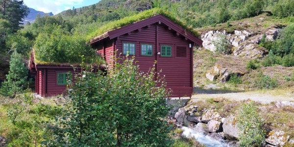 au passage, j'ai pu admirer une centrale hydroélectrique, bien intégré dans le paysage. à part le bruit de la turbine et du générateur, il n'y avait rien d'autre: pas de ligne haute tension, pas de construction béton….