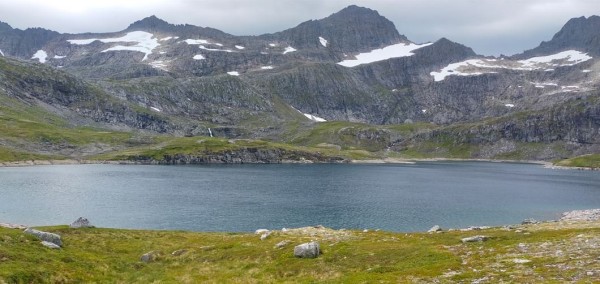 Arrivé au lac d'où vient probablement la conduite forcé pour la centrale. on peut voir le sommet des montagnes