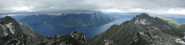 Arrivé au sommet, la vue est incroyable sur le fjord de l'autre côté de la montagne