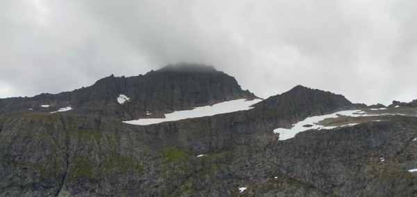 Pendant que j'entame la descente, je constate que le sommet ou j'étais était déjà dans le brouillard.