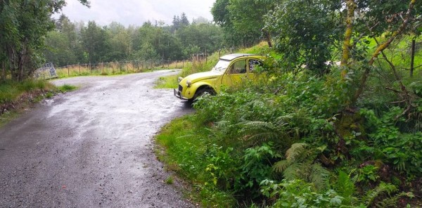 Je fini les 6 km retour sous une forte pluie. heureusement la 2CV m'attendait sagement