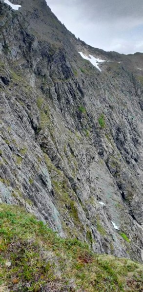 Cette randonné était globalement très mal repérée sur le terrain. je pense qu'il y a peu de personnes qui la font sans guides. A la monté, je me suis souvent trompé, en me retrouvant dans des passages abrupte. donc je faisais demi tour, en me disant qu'il fallait abandonner, mais sur le retour, je retrouvait un nouveau chemin.