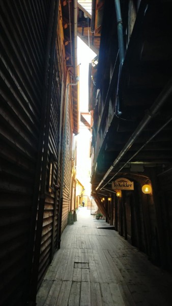 Ruelle étroite dans le quartier Bryggen. (la deuch de passe pas)