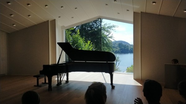 WhatsApp Image 2024-08-02 à 13.03.51_64ebc635.jpg (120.23 Kio) Vu 1062 fois Puis j'ai assisté à un petit concert de piano