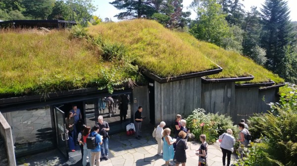 dans une salle de concert de 200 places est bien intégrée dans la colline