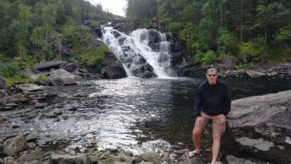 Cascade, à proximité du bivouac de cette nuit, qui m'a servi de baignoire après le footing du matin.