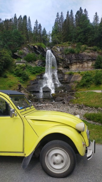 Steinsdalfossen, une autre cascade plus touristique, car on peut passer derrière.