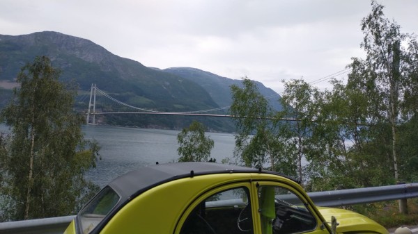 Pont suspendu sur le fjord