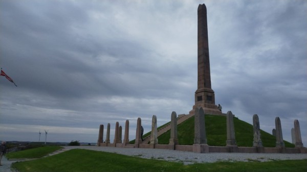 Monument érigé en 1872 pour commémorer la bataille de 872 qui a unifiée les différents royaumes de Norvège. Chaque pierre porte le nom d'un perdant et la grande Obélix représente le gagnant Harald