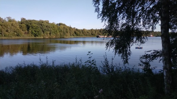 Arrêt ce soir dans un camping au bord d'un bras de mer à proximité de Kiel.