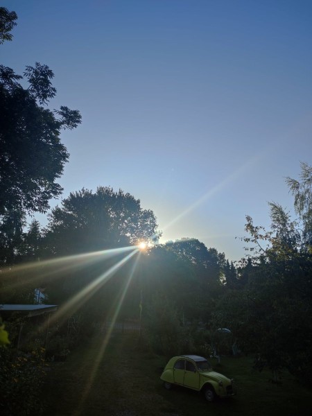 7h13, le soleil pointe sont nez, la journée s'annonce chaude mais avec pas mal de vent.