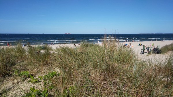 La super plage de sable fin à la frontière entre l'Allemagne et la Pologne