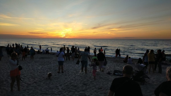 Beaucoup de monde sur la plage pour le coucher de soleil