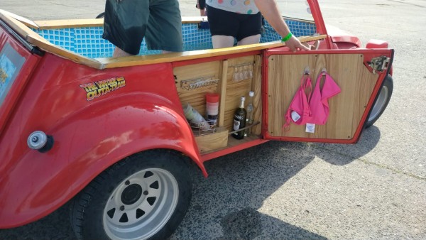 le pastis au frais dans la portière de la 2cv picine