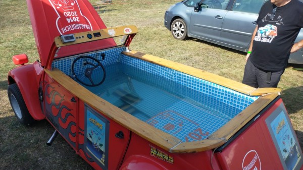 la 2CV piscine de Bagard deuche.