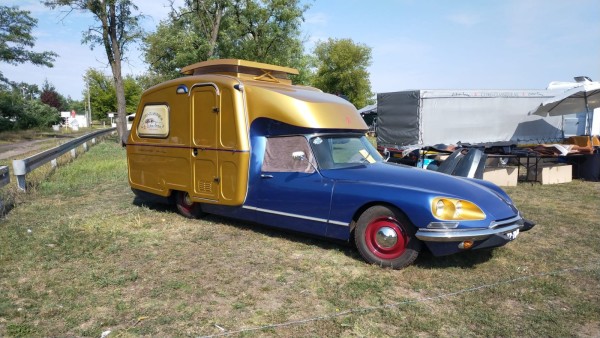 probablement plus de place que dans une 2CV pour dormir