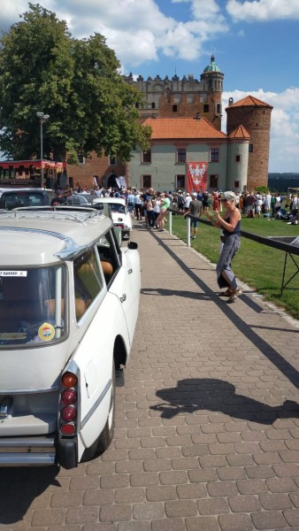 Arrivé au château dans lequel se déroulait une fête médiévale