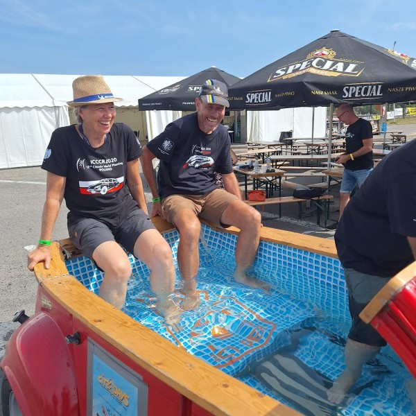 Avant le départ, petit tour dans la 2CV piscine histoire de se rafraichir