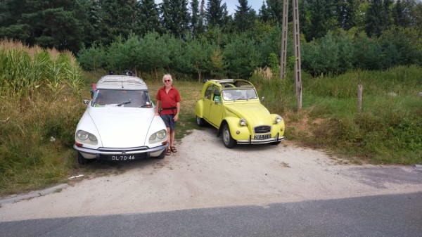 La DS blanche Hollandaise et la 2CV Jaune vont passer quelques jours ensembles