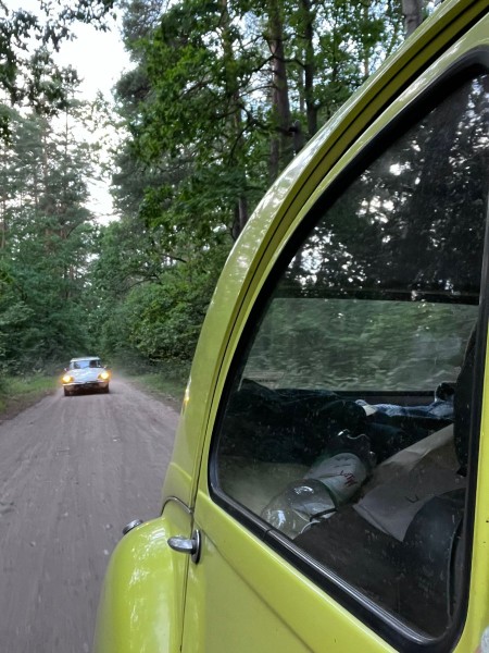 sur la piste menant au petit camping, très simple: un lac, un VW, une table, de pré.